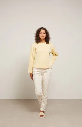 Colored denim in straight fit with pintuck and five pockets