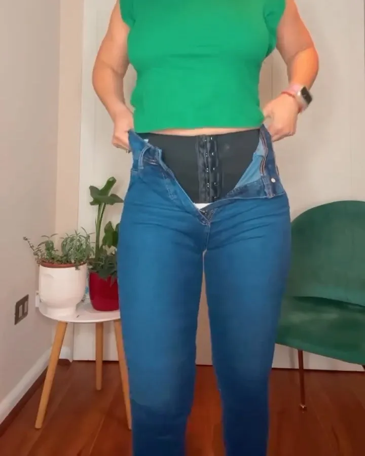 Faja-Jeans mit petrolfarbener Korsage